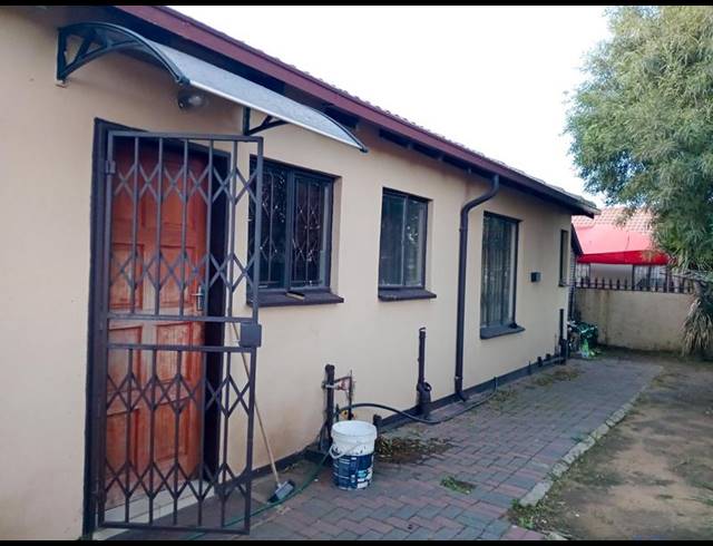 3 BEDROOM HOUSE FOR SALE IN VANDERBIJLPARK CE 4